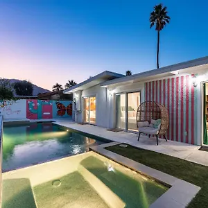  Holiday home Lux 5br Pool, Putting Green, Bikes, Views!
