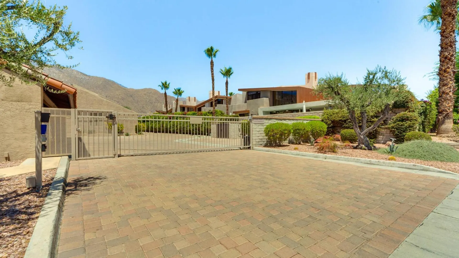 Palm Springs Gem Walk To Town, Private And Stylish Villa Holiday home